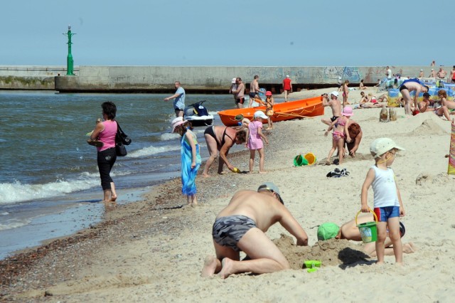 Gmina Ustka. Północna granica gminy to plaże. Kusi nie tylko morskim brzegiem z plażami, ale też ścieżkami rowerowymi, które stanowią raj dla cyklistów.