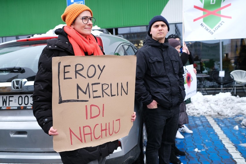 Bojkot Leroy Merlin. Protest pod jednym z warszawskim marketów budowlanych. Czy klienci zrezygnują z zakupów w znanej sieci?