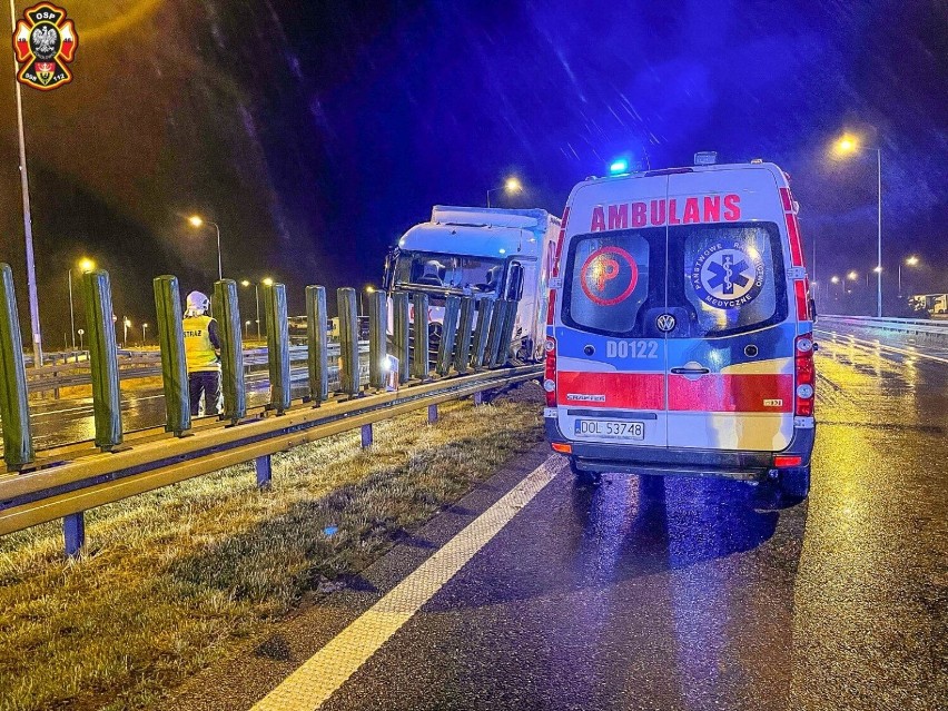 Niebezpiecznie na S8. Zapaliła się opona, ciężarówka wypadła z drogi!