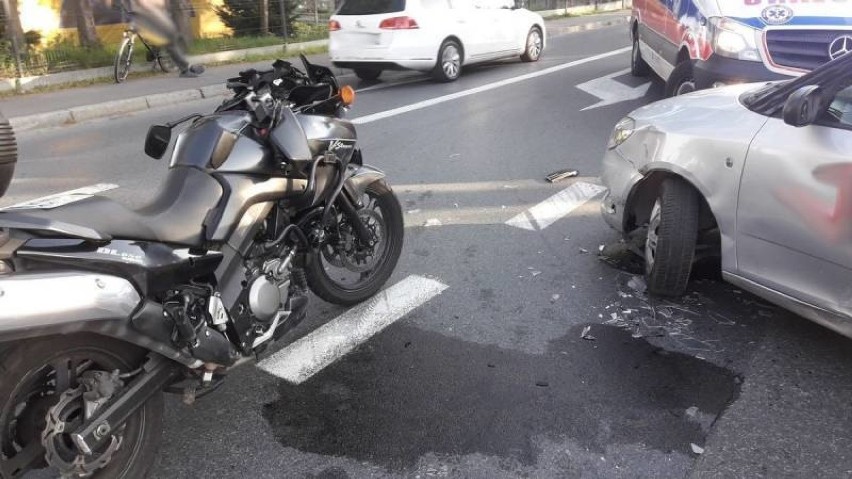 Na ul. Tarnowskiej zderzyły się motocykl z autem. Kierowca w szpitalu
