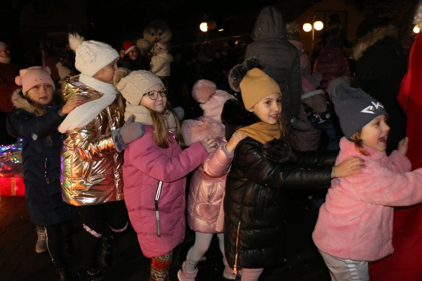 Święty Mikołaj w Koszęcinie. Przyjechał do dzieci kabrioletem!