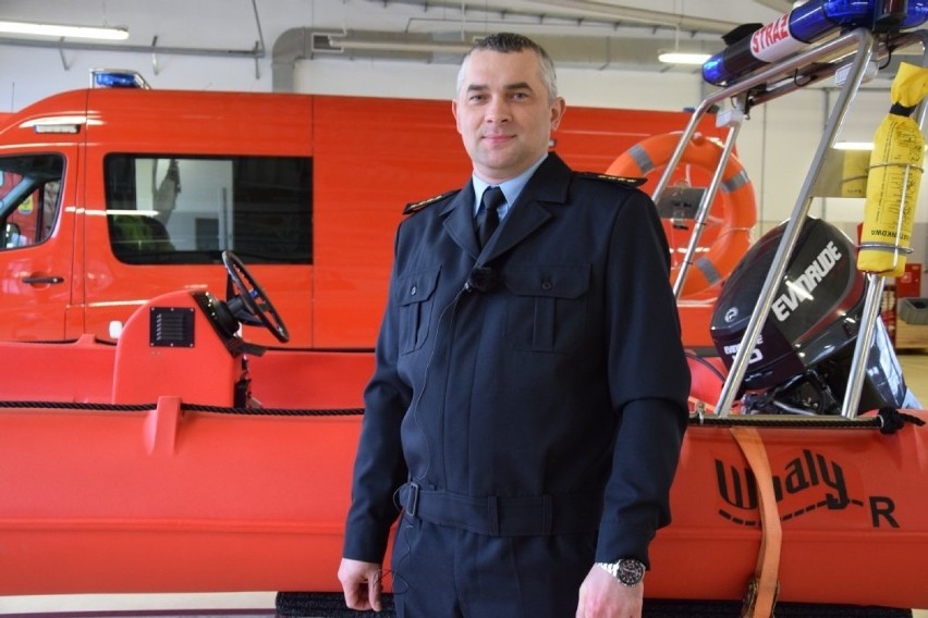Nowe pojazdy strażaków pokazał nam st. ktp. Tomasz Duber,...