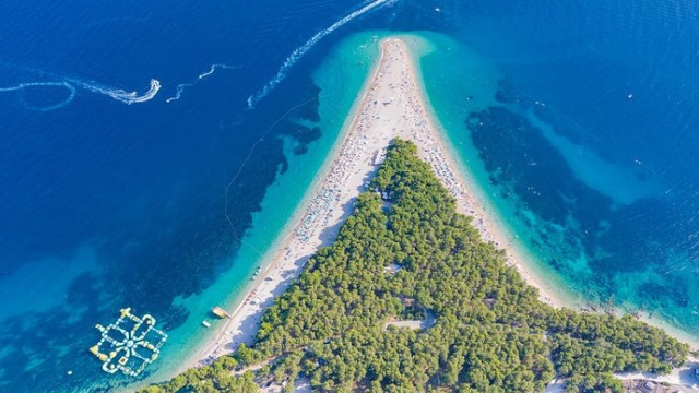 CC BY 2.0

Sezon urlopowy zbliża się wielkimi krokami, a wraz z nim plany dotyczące leniwego wypoczynku. Jeśli planujecie wybrać się w tym roku do Chorwacji, zachęcamy do zainspirowania się naszą listą najpiękniejszych plaż tego kraju.
