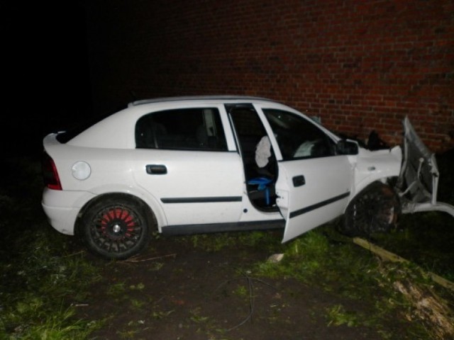 Samochód osobowy marki opel jechał od miejscowości Milejewo w kierunki Młynar. Około godziny 23.38 kierowca, z nieznanych przyczyn, zjechał z drogi na pobocze i uderzył w budynek gospodarczy stający przy trasie.