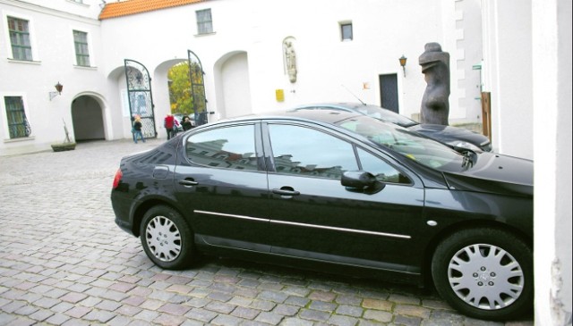 Czytelnika zaniepokoiły samochody stojące niemal każdego dnia na ...