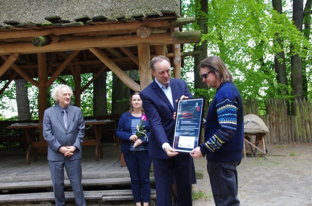 Mikołaj Radomski (z prawej) odbiera Pomorską Nagrodę Muzealną z rąk Mieczysława Struka, marszałka województwa pomorskiego.