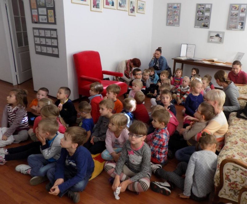 Przedszkolaki z łowickiej dziesiątki odwiedziły papieską izbę pamięci (Zdjęcia)