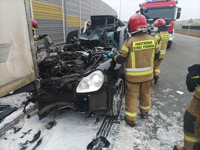 Wypadek na S8 w Paprotni pod Zduńską Wolą. 5.03.23 Przód porsche zmiażdżony przez tira. Ranny kierowca z Gruzji