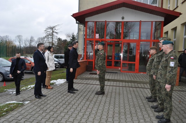W otwarciu wirtualnej strzelnicy w Wojsławicach uczestniczył wiceminister Obrony Narodowej Marcin Ociepa.