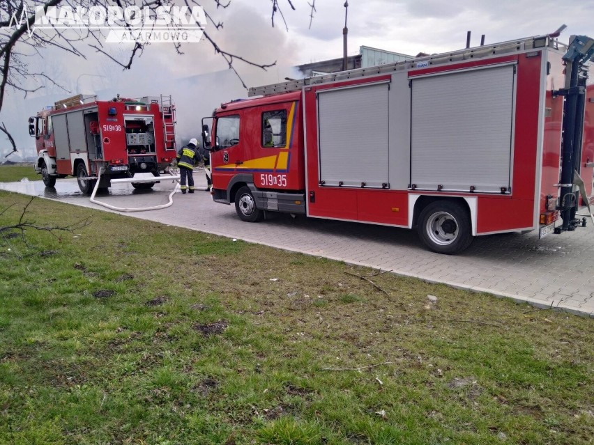 Płoną papierowe bele w Kętach - Podlesiu w powiecie...