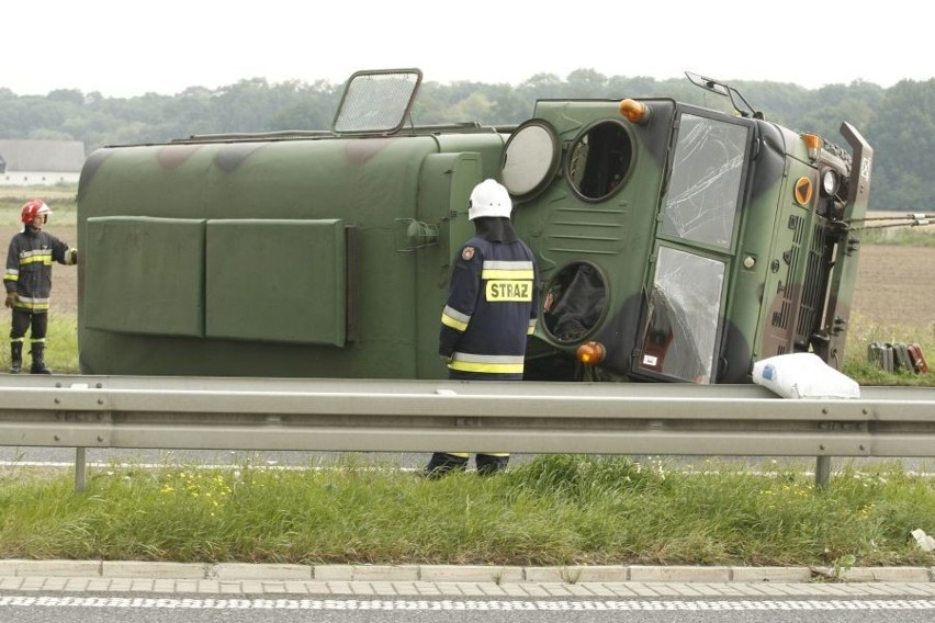 Autostrada A4: Są ranni w wypadku wojskowej ciężarówki (ZDJĘCIA)