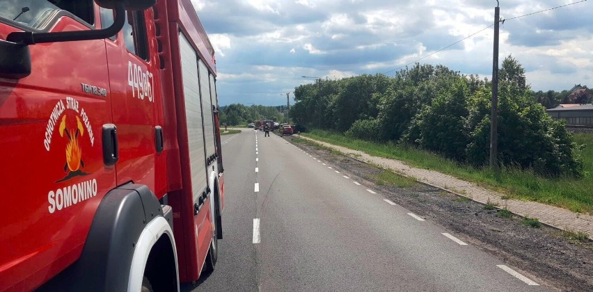 Wyprzedzając na zakręcie zderzył się z trzema samochodami - jechał na podwójnym gazie