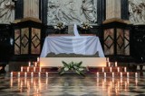 Wierni odwiedzają Groby Pańskie w krakowskich kościołach [ZDJĘCIA]