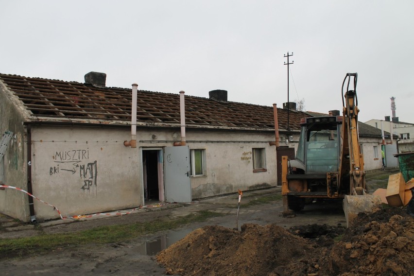 Ekipa zajmująca się rozbiórką murowanego domu przy Matejki...