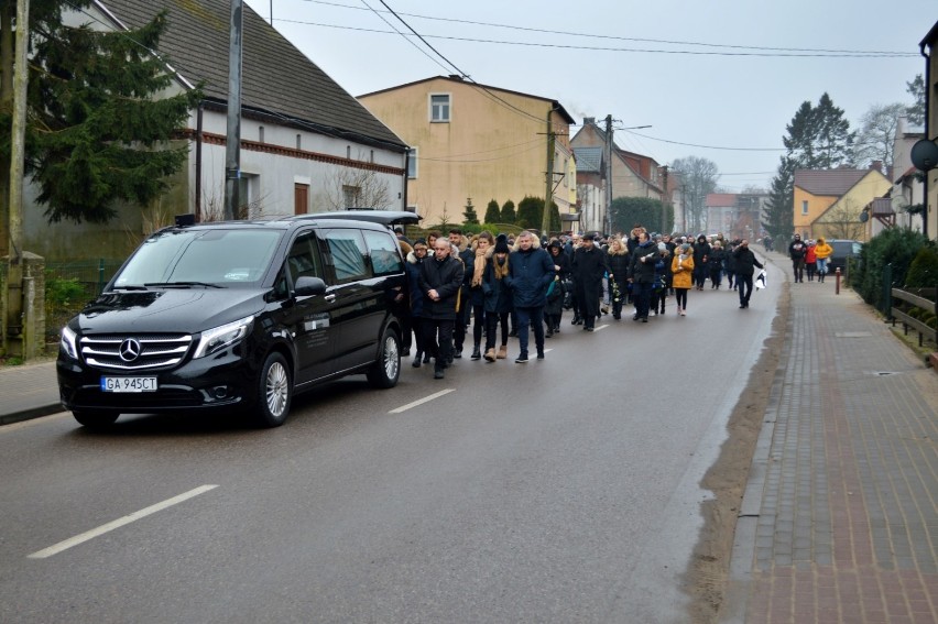 Przechlewo. Rodzina, przyjaciele, znajomi tłumnie żegnali zmarłego Daniela Borowiaka