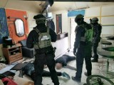 Nielegalne salony gier zlikwidowane w Malborku. Funkcjonariusze KAS i policjanci zatrzymali czterech mężczyzn, w tym "inkasenta"