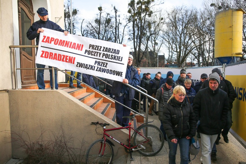 Chcemy podwyżek - skandowali listonosze [ZDJĘCIA] Protest pracowników Poczty Polskiej w Gdańsku