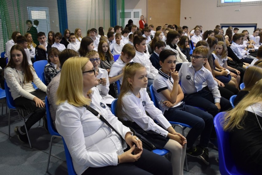 Międzyszkolny Festiwal Pieśni Patriotycznej i obchody 30-lecia nadania Szkole Podstawowej nr 15 imienia Szarych Szeregów. ZDJĘCIA