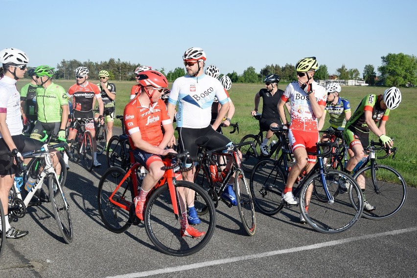 Kolarstwo: ksiądz Bartłomiej Przybylski najszybszy w wyścigu Cyklo Piła na lotnisku. Zobacz zdjęcia