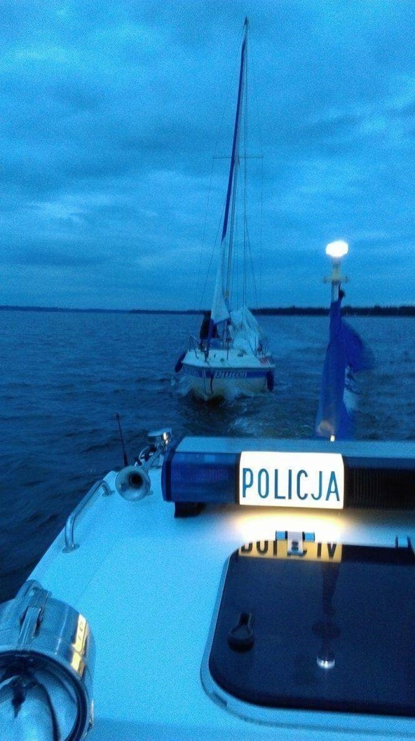 Policjanci z Ogniwa Prewencji na Wodzie we Włocławku uratowali załogę łodzi