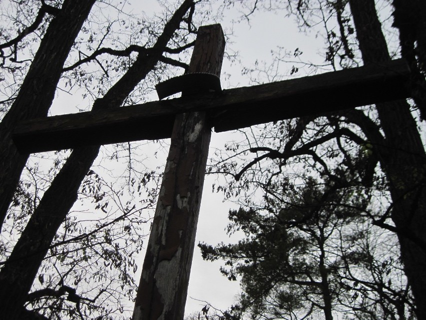 Krzyż przy ul. Lipowej w Lublinie wciąż woła o ratunek. Zobacz zdjęcia