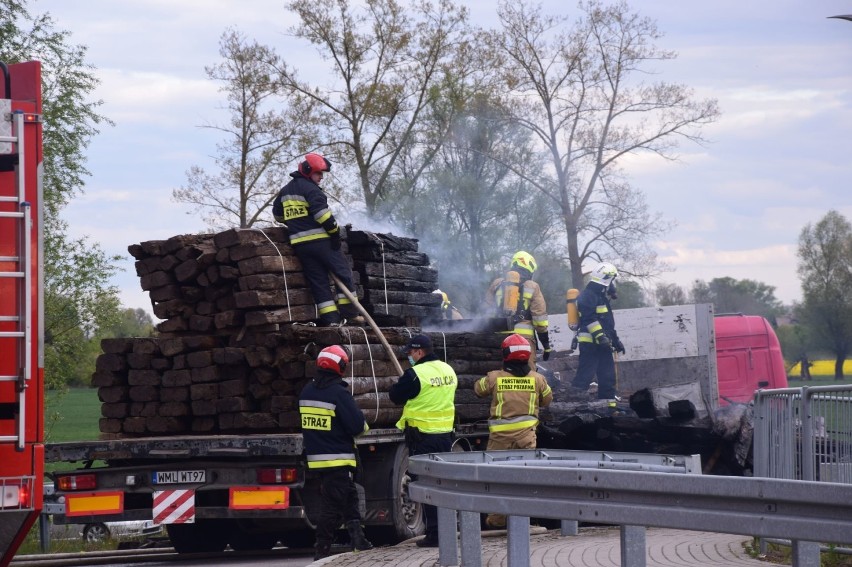 Pożar podkładów kolejowych pod Nowym Dworem Gdańskim. Częściowo zablokowany zjazd na drogę ekspresową