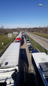 7 godzin- tyle czeka się obecnie na wjazd do Polski na autostradzie A4  [ZDJĘCIA/FILM]