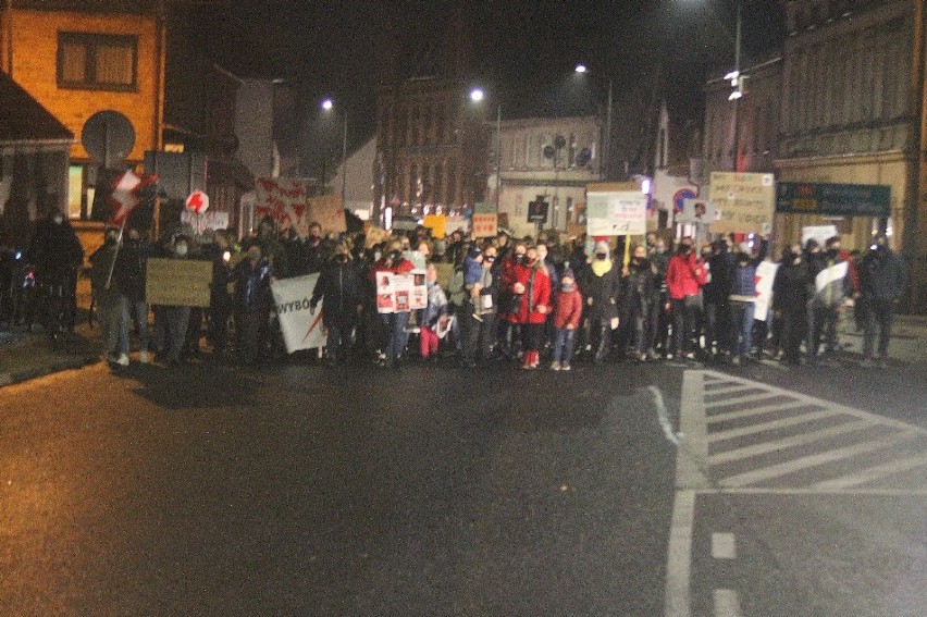 Protest antyPiSowski przeszedł ulicami Koźmina Wielkopolskiego [ZDJĘCIA + FILMY]