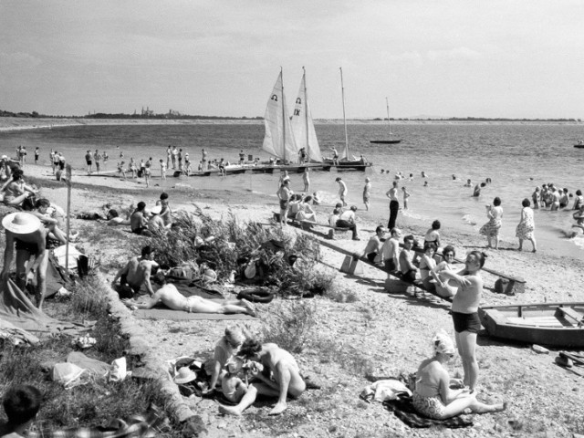 Wakacje na Opolszczyźnie w latach 60. Na zdjęciu: wypoczynek nad Jeziorem Otmuchowskim.