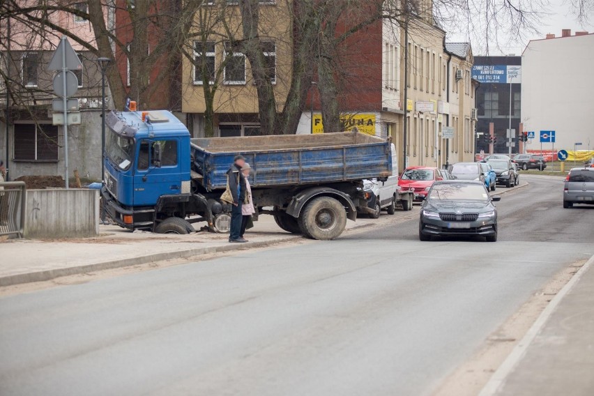 Pod ciężarówką zapadł się chodnik przy ulicy Kilińskiego w Słupsku
