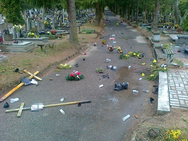 Cmentarz Łostowice: Wyrwane krzyże i podpalony nagrobek. Policja zatrzymała 52-latka