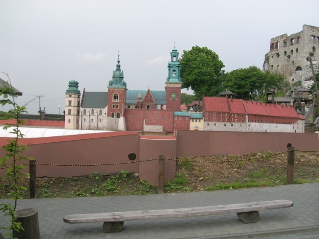Wawel w miniaturze na tle zamku Ogrodzieniec.