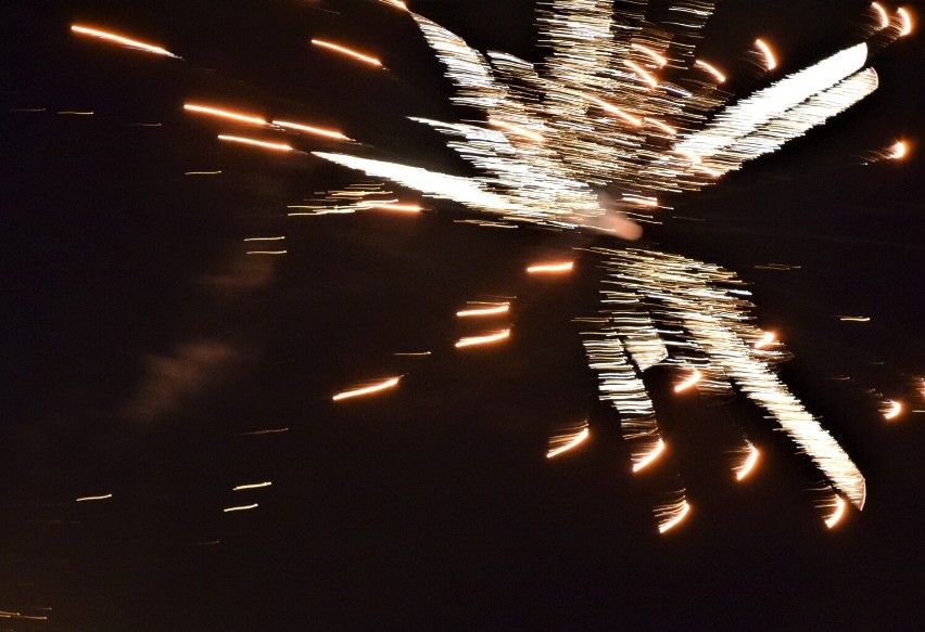 Mieszkańcy Zbąszynia powitali Nowy Rok 2023! Petardy zabłysły wysoko na niebie - 01.01.2023