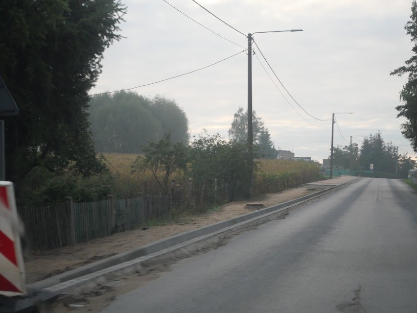 Remont ulicy Antoniewskiej w Skokach. Prace cały czas się nie skończyły. Nie wylano asfaltu, trwa budowa chodników i zjazdów 