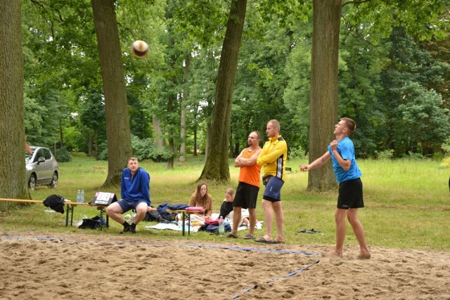 Na boiskach w parku w Jastrzębiu w gm. Lipno rozegrano Otwarty Turniej Siatkówki Plażowej o Puchar Wójta Gminy Lipno.