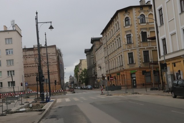 Remont ul. Rewolucji 1905 r. (tu widok ze skrzyżowania z ul.Kilińskiego) i ul. Próchnika ma zakończyć się do września.