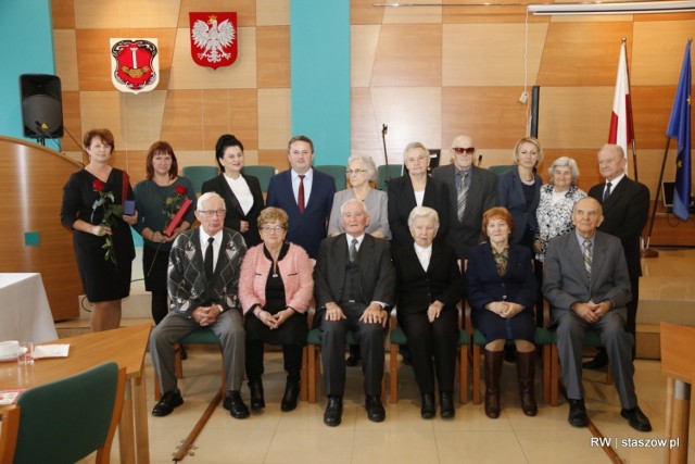 W Staszowie obchodzono jubileusz Diamentowych i Kamiennych Godów. Życzenia i upominki wręczali włodarze miasta.