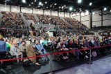Tłumy zgromadzone przed Areną Ostrów - Otwarcie Ostrowskich Dni Seniora