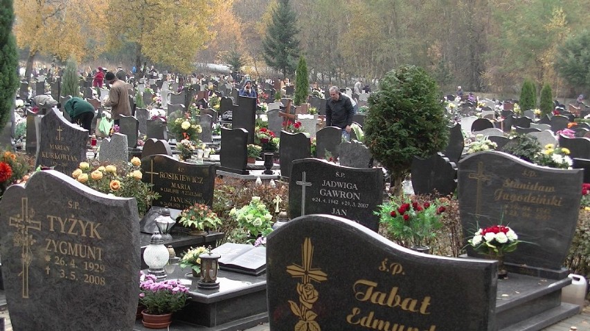 Przez cały miniony weekend na poznańskich cmentarzach można...
