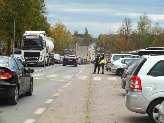 We wtorek już były problemy z parkowanie samochodów przy niektórych cmentarzach.