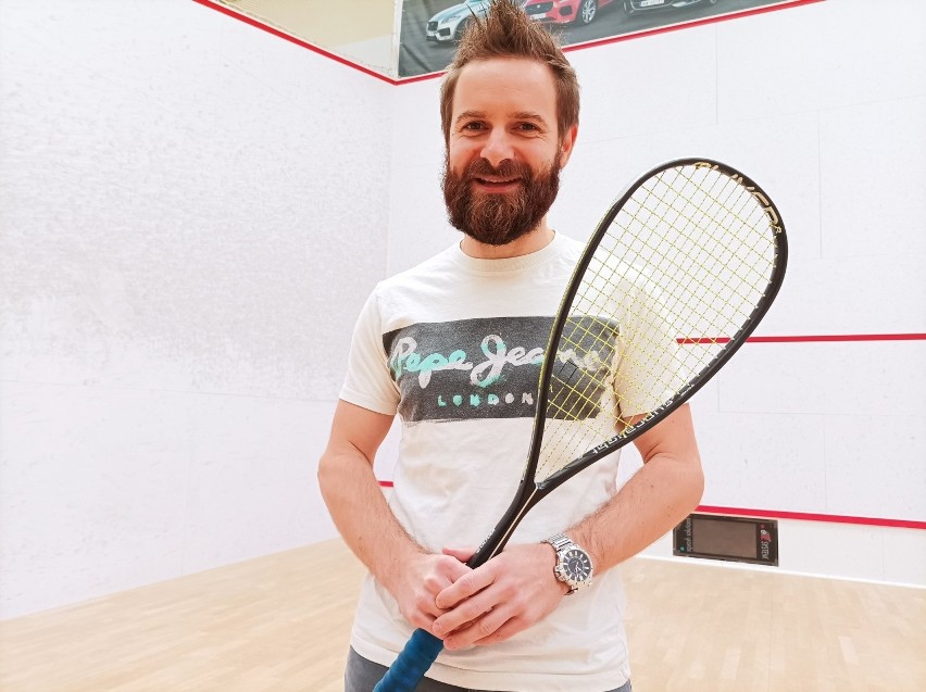 Czech Tomas Hrazsky to nauczyciel squasha, który zawodowo...