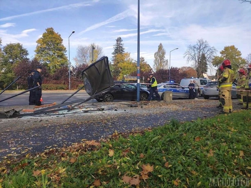 Samochód osobowy wjechał w przystanek MZK w Opolu.