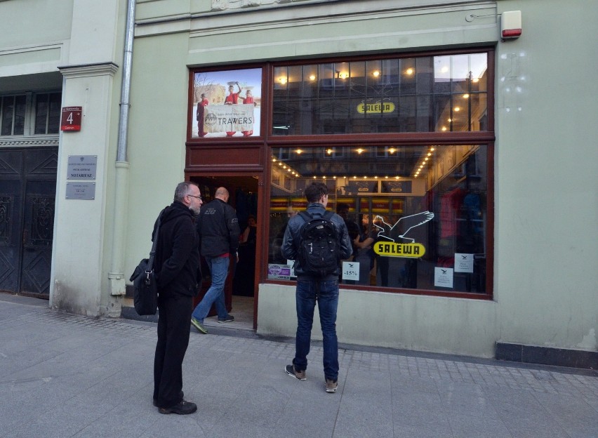 Na Piotrkowskiej otwierane jest coraz więcej sklepów. Czy handel wraca na słynną ulicę? [ZDJĘCIA]