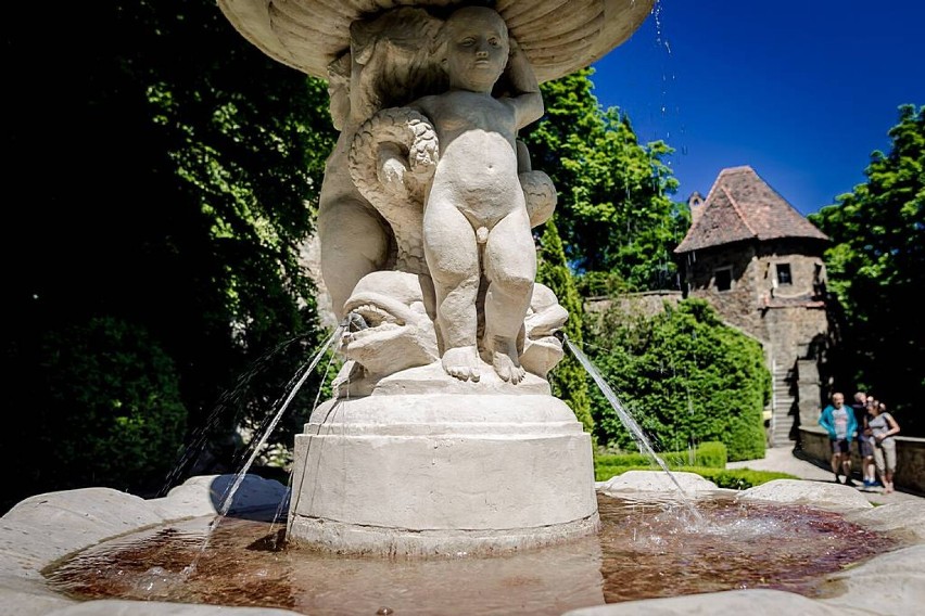 Wałbrzych: Ruszyły fontanny na tarasie bogini Flory zamku Książ  (ZDJĘCIA)