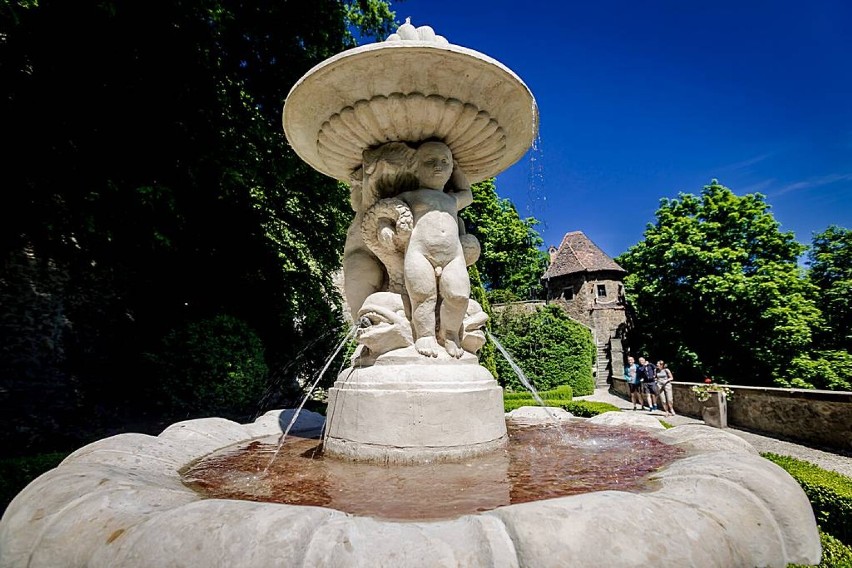 Wałbrzych: Ruszyły fontanny na tarasie bogini Flory zamku Książ  (ZDJĘCIA)