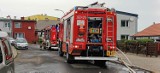 Pożar w budynku przy ul. Różewicza w Wałbrzychu. Straż pożarna od kilku godzin działa w firmie produkującej meble na wymiar
