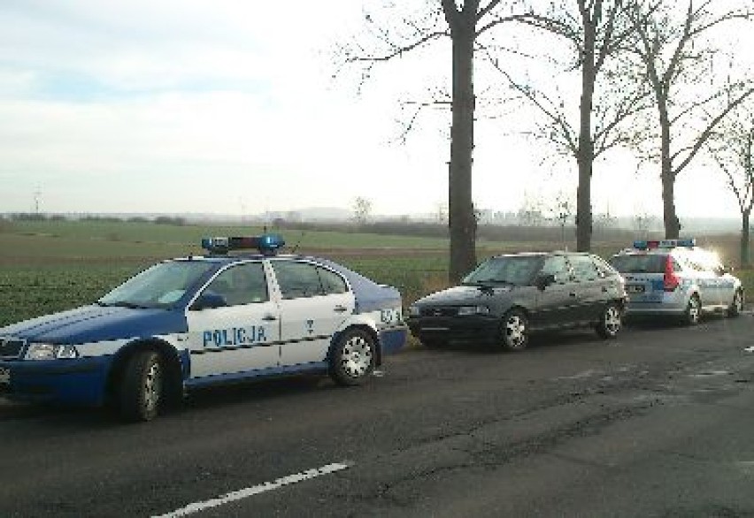 Policjanci z Ząbkowic Śląskich po pościgu zatrzymali auto na fałszywych tablicach rejestracyjnych