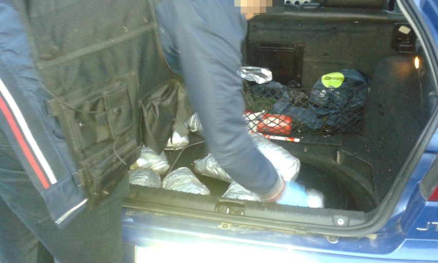 Policjanci zatrzymali narkotykowych przemytników na ulicy Szpitalnej w Żninie [zdjęcia]