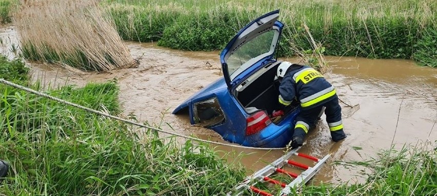 Wypadek pod Wrocławiem. Golf wyleciał w powietrze i wpadł do rzeki [ZDJĘCIA]