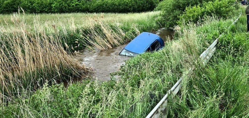 Wypadek pod Wrocławiem. Golf wyleciał w powietrze i wpadł do rzeki [ZDJĘCIA]